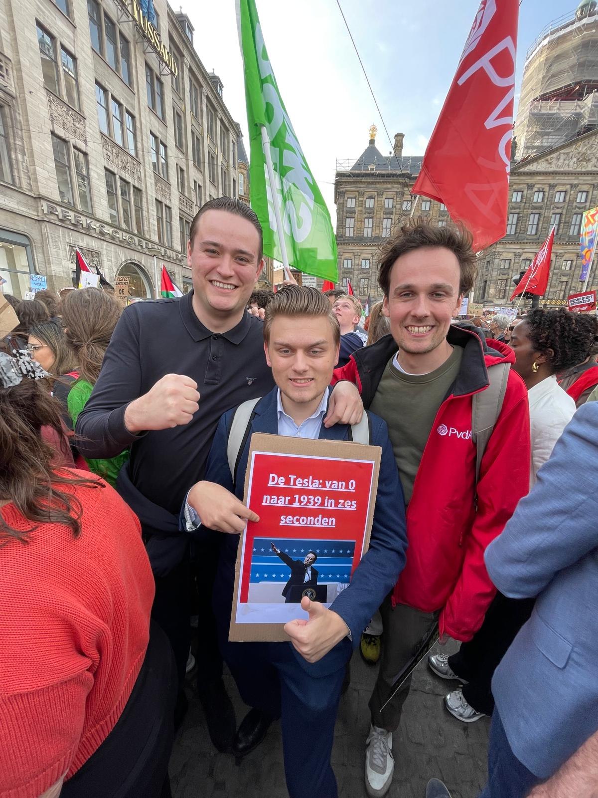 Lucas Kramer met anderen tijdens een demonstratie