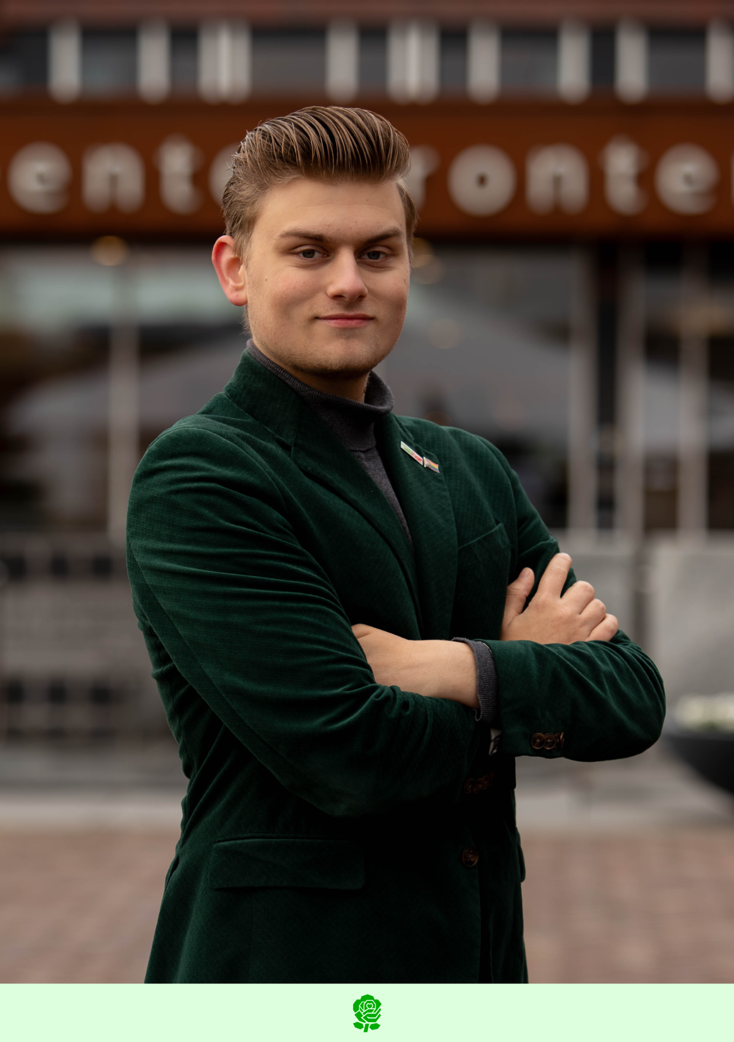 Lucas Kramer in donkergroen jasje voor het provinciehuis