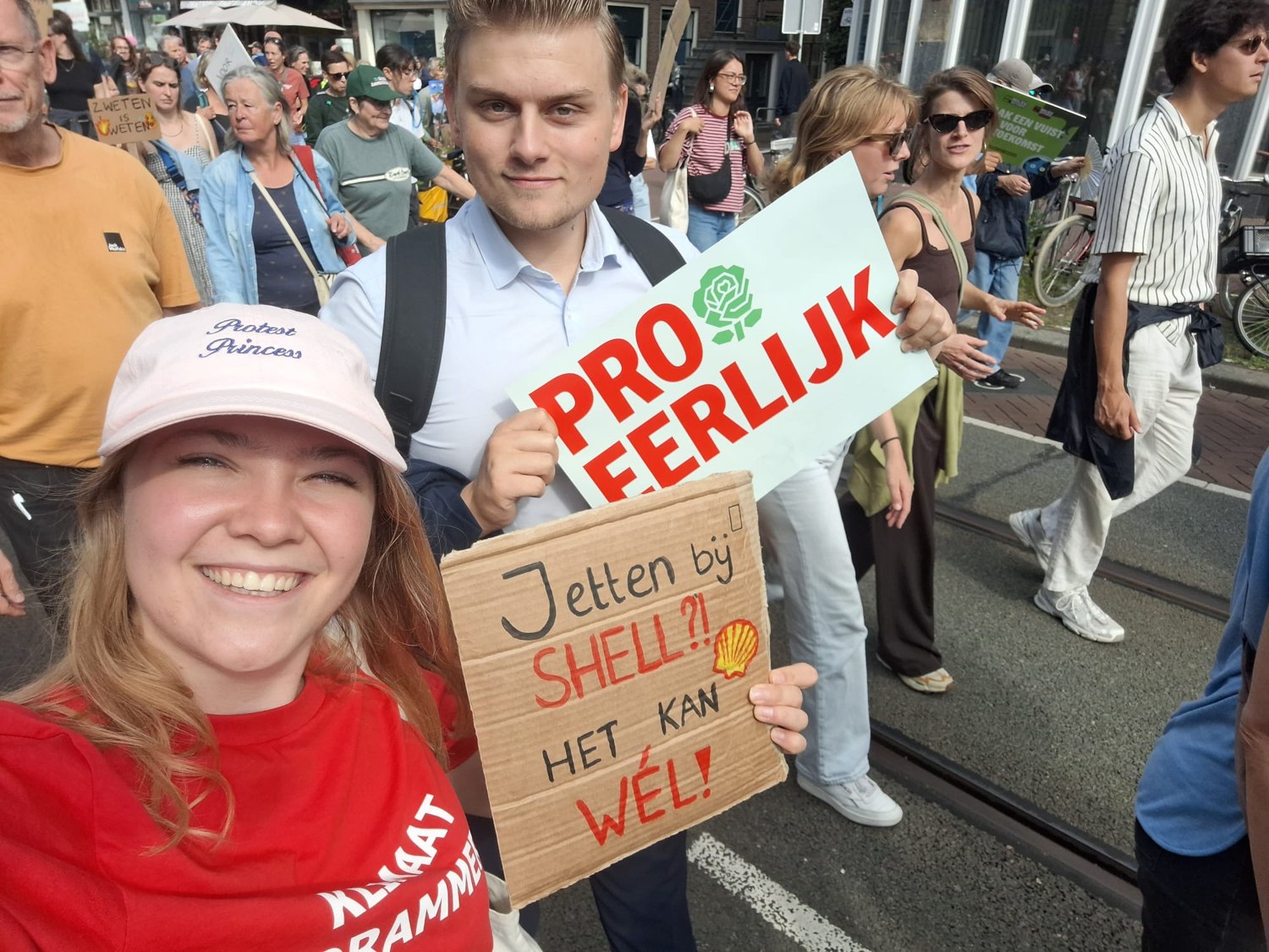 Lucas Kramer met een PRO EERLIJK-bord tijdens een demonstratie