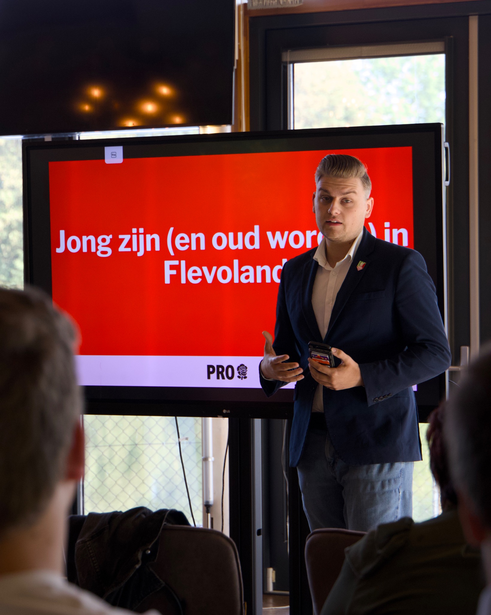 Lucas Kramer geeft een presentatie