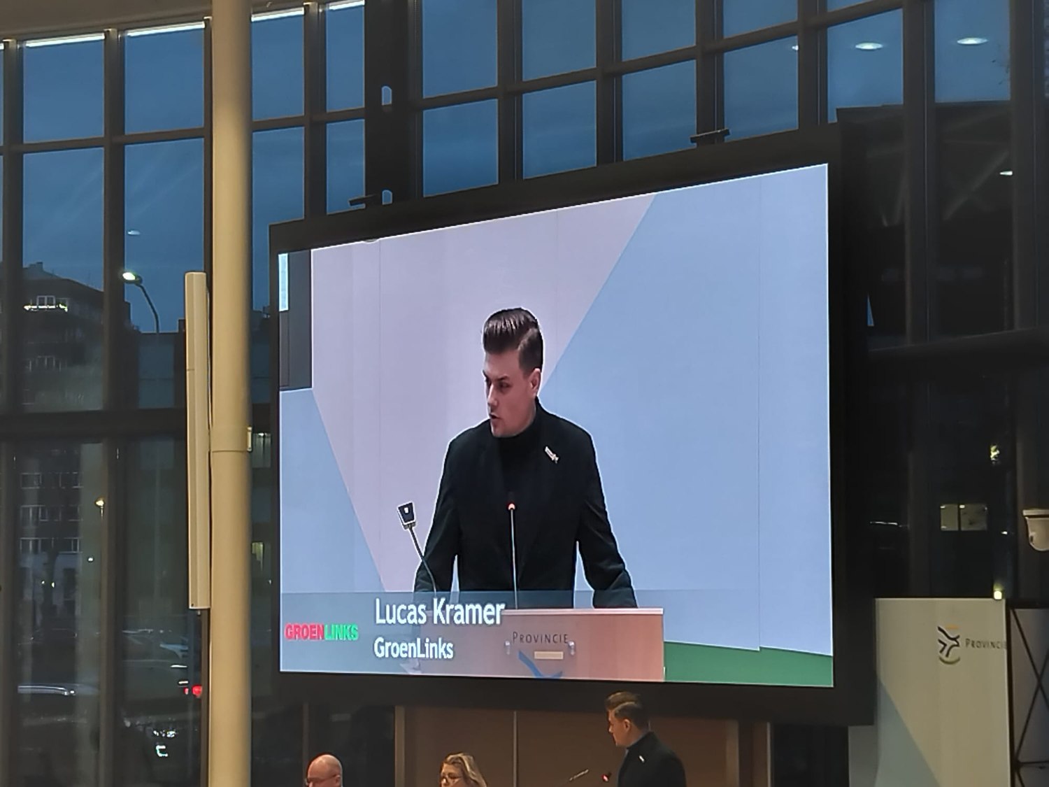Lucas Kramer in een grote vergaderzaal