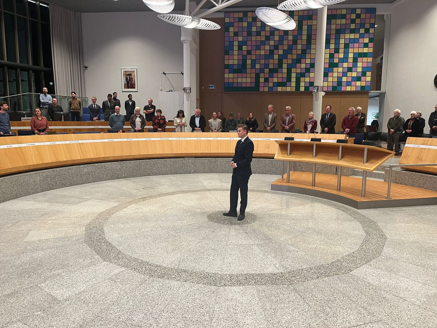 Lucas Kramer spreekt tijdens een politieke bijeenkomst in de Statenzaal